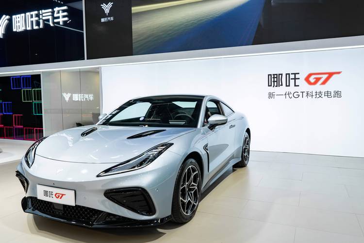 东莞120哪吒汽车在智能汽车领域的表现，领途汽车在新能源汽车市场中的影响力